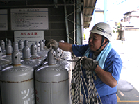 容器のロープ掛け訓練の様子